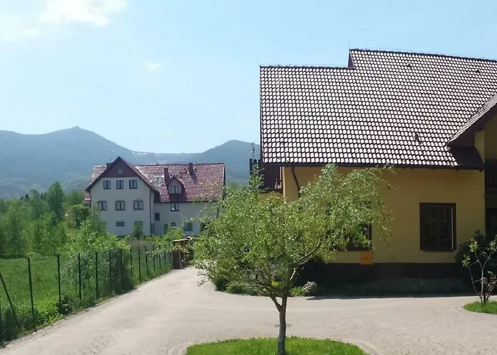 Wynajem Pokoi Pod Lasem Homestay *