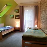 Wynajem Pokoi Pod Lasem منزل للإقامة *