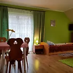 Wynajem Pokoi Pod Lasem منزل للإقامة *