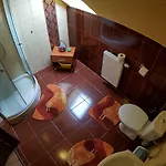 منزل للإقامة Wynajem Pokoi Pod Lasem *