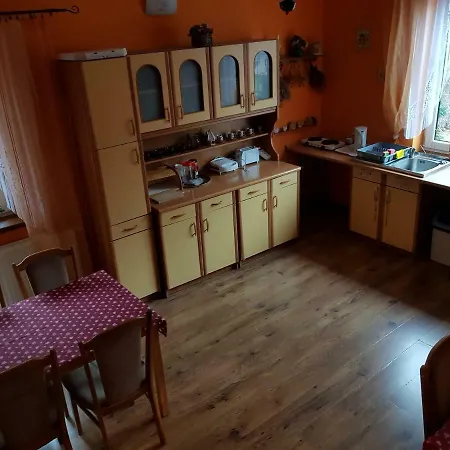 Wynajem Pokoi Pod Lasem Homestay *